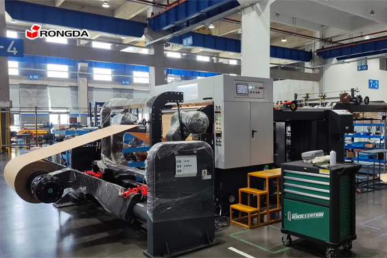 Sẵn sàng cho lô hàng: Điều gì xảy ra trước khi Máy cắt giấy dạng cuộn tự động rời khỏi Rongda?